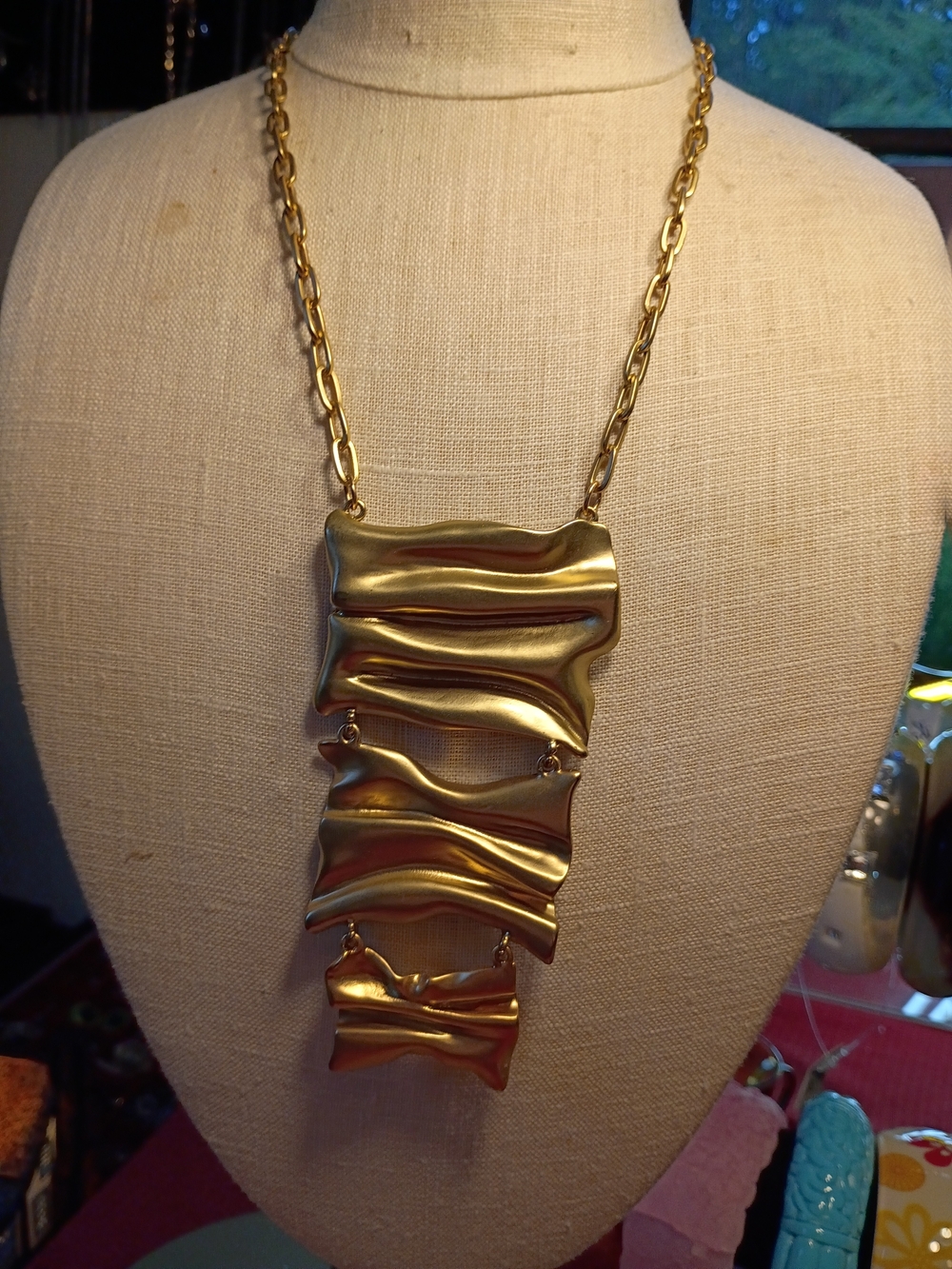 Gold Wavy Pendant Necklace – Women Jewelry